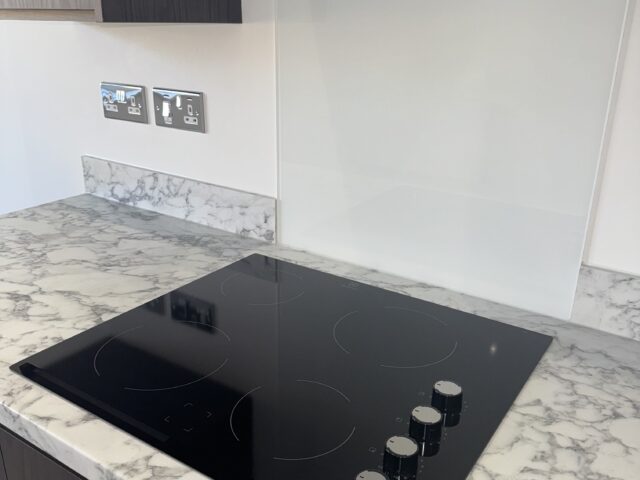 Spotlight Hob With Glass Splashback Scaled